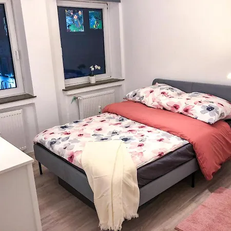 Flat, Near Main Station & Shopping *